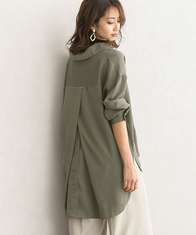 後ろボタンデザインシャツ