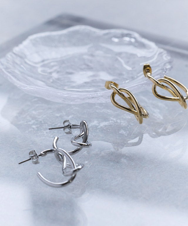 ツイストシルエットフープピアス