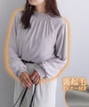 起毛裏地付きシャーリングデザインブラウス